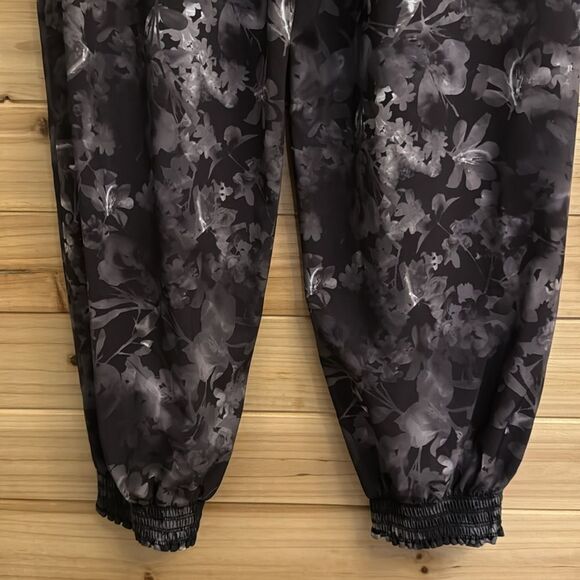 Athleta Size 10 Floral Grayscale Printed High Rise Savannah Jogger - Picture 10 of 13